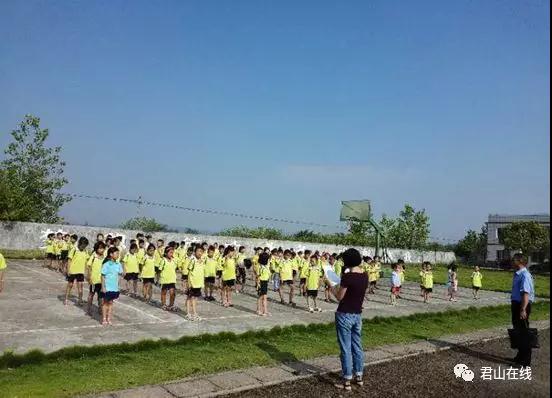 广兴洲镇  庆丰联校校园操场上开展禁毒知识讲课