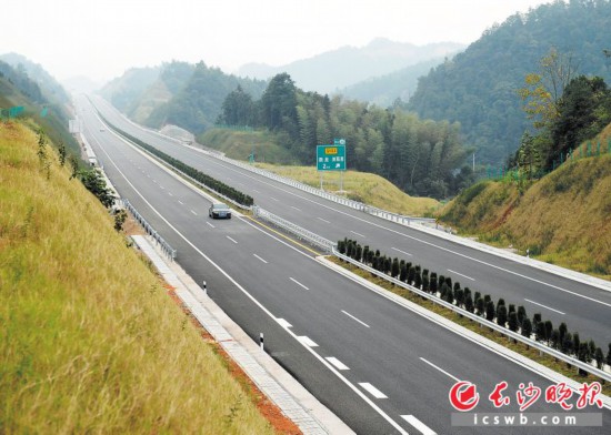 　　截至2018年底，湖南高速公路已通车6724公里，高速公路路网全面形成，启用新的命名编号体系水到渠成。          资料照片