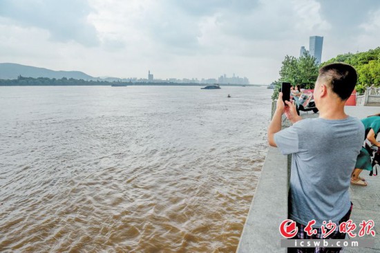 14日下午,湘江长沙段杜甫江阁附近,巡查人员正在察看水情。 长沙晚报全媒体记者 陈飞 摄