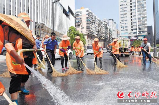 　　9月6日，长沙启动“市容环境大扫除，干干净净迎国庆”活动。长沙晚报全媒体记者 余劭劼 摄