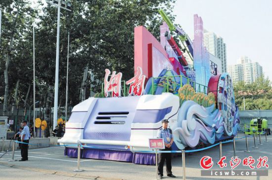 特警们站在湖南彩车旁边,全天候守护彩车。警方供图