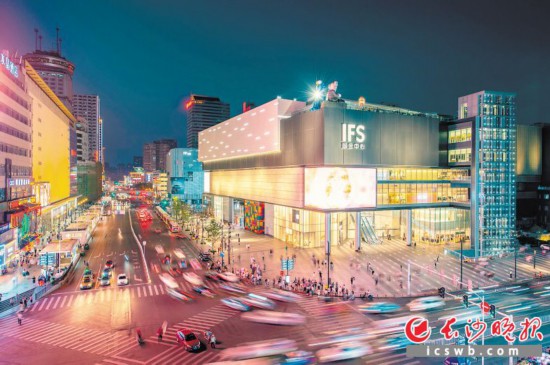 12月6日,中国十大夜经济影响力城市榜单新鲜出炉,长沙榜上有名,图为夜色繁华的长沙国金中心。长沙晚报全媒体记者 邹麟 摄