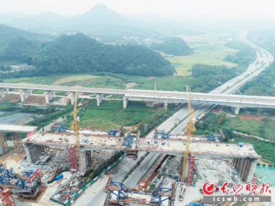 ←10月1日,常益长铁路长沙段上跨黄桥大道连续梁顺利合龙,标志着桥梁线下结构全部完成。 长沙晚报全媒体记者 陈焕明 通讯员 刘环环 摄影报道