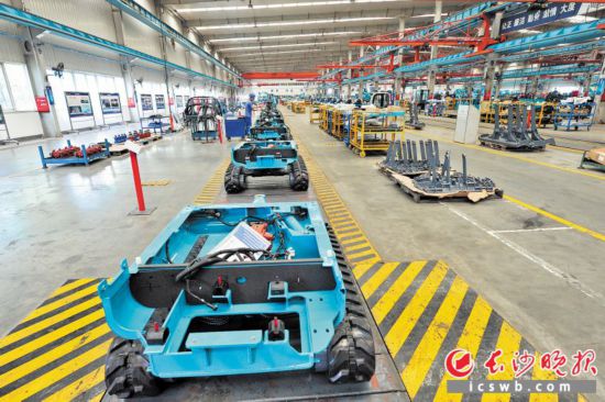 ͼΪɽ�������ھ��װ�䳵�䡣������족��С���ھ��Զ��ŷ������ɳ�������� ��־ΰ ��ۿ�� ��Ӱ����