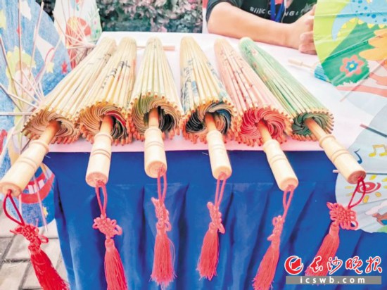 非遗购物节上将展销丰富的非遗产品,图为浏阳油纸伞。