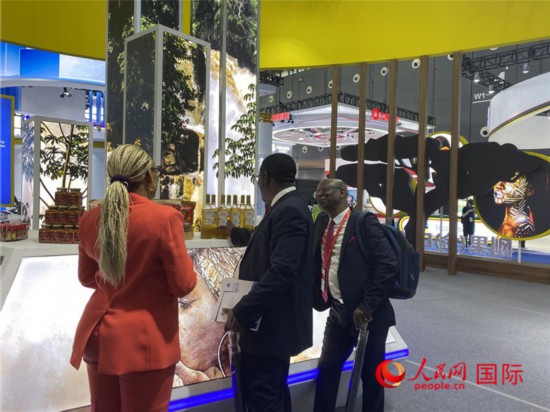 消费者在刚果(金)展台选购商品。人民网 宋歌摄