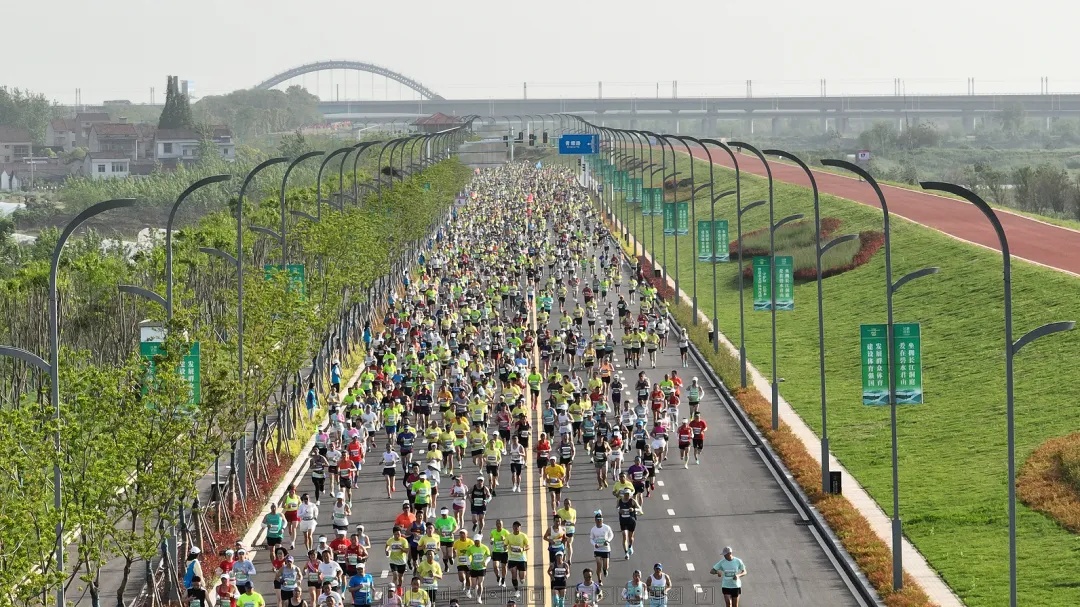 一条赛道串起“江湖名城”‌——2025岳阳马拉松即将开跑，君山静待世界脚步